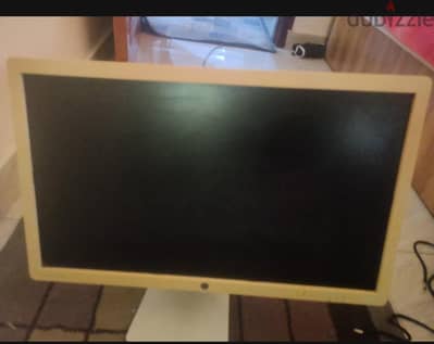 HP EliteDisplay E231e is a 23-inch 60 hz IPS