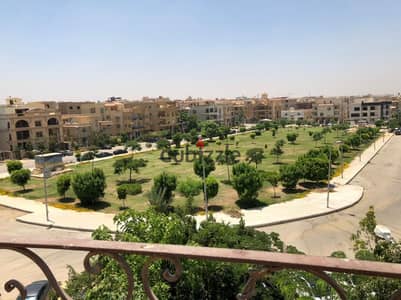 شقة بالروف للايجار تيراس 130 متر اطلالة على حديقة كبيرة جنوب الأكاديمية ب التجمع الخامس بالقرب من كايرو فيستفال سيتي