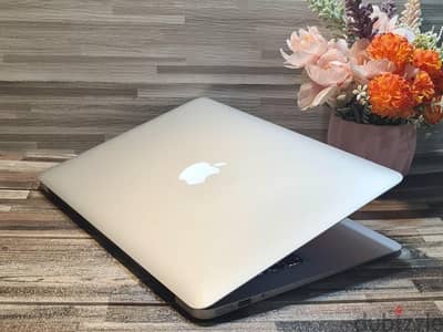 بنصف سعره حالتة زيرو Apple Macbook Air يعمل بصورة ممتازة