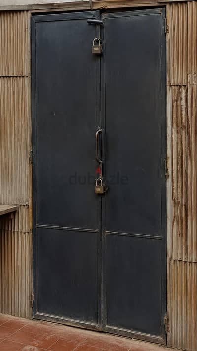 باب حديد تقيل محمل بالحلق
