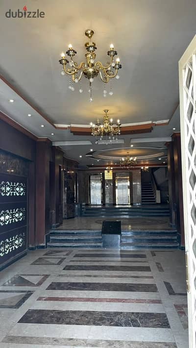 شقة على النيل للبيع بالفرش  مساحه كبيرة وتشطيب جديد وعمارة حديثة  وأستثمار مضمون بتتأجر من 150 الى 200 دولار يوميا