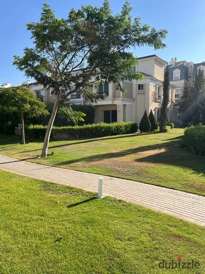 بفيو علي البحيره مباشره تاون هاوس كورنر مع حديقه خاصه وغرفه مربيه بجوار  Hyde Park Compound اقل من الماركت واستلام فوري