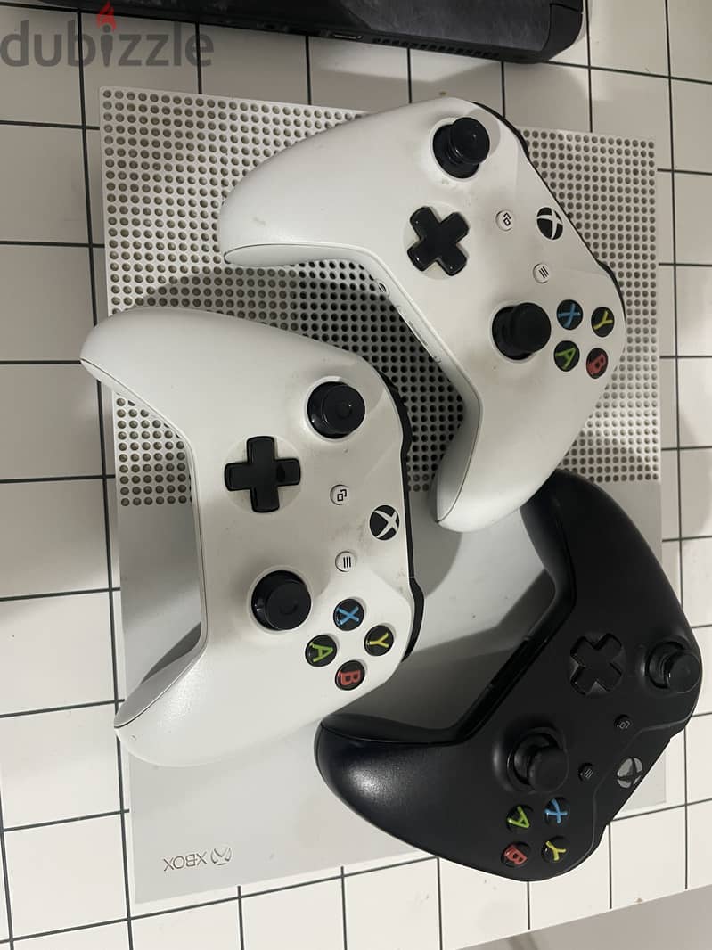 Xbox One S 1TB 1