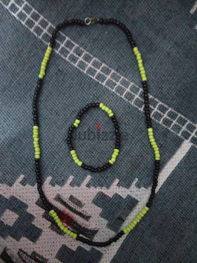 طقم خرز أسود وأخضر (سلسلة + إسورة) بحالة ممتازة