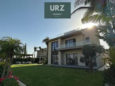 فيلا استاندالون مع private pool بالتقسيط علي 12 سنة وبخصم مميز مع فيو مفتوح علي lake  في بترفلاي علي طريق السويس امام الشروق وبجوار سراي