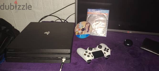 بحاله ممتازه بلايستيشن 4 pro مع ثلاث دراعات و شنطه و cd جاتا