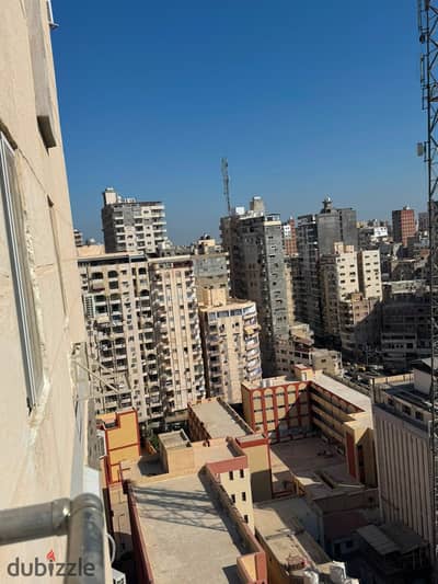 شقة للبيع خلف سنترال ميامى ٣ غرف وريسبشن قطعتين وحمام ومطبخ ١٣٠ متر الدور ١٥وليس الاخير