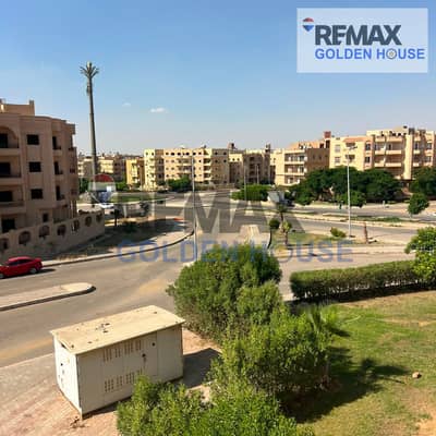 خطوات من طريق السويس وأمام كمبوند المعادي فيو. . للبيع شقة في المنطقه السادسة عمارات 160م تحميل قديم، 3 غرف، نص تشطيب، فيو مفتوح، جراج، بسعر 3,300,000.