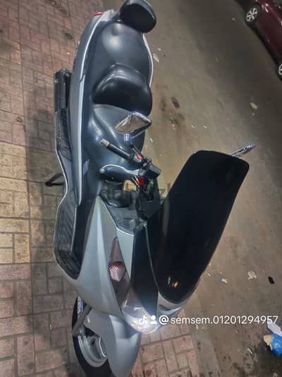سوزوكى بيرجمان 400