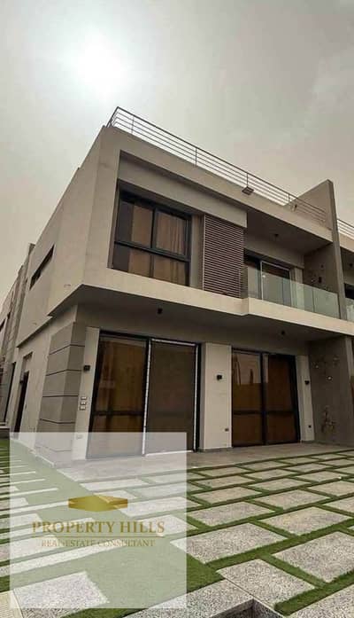 فيلا هتستلمها متشطبة بالكامل ومعاها التكييفات في التجمع من لافيستا علي التسعين الرئيسي بجوار Auc