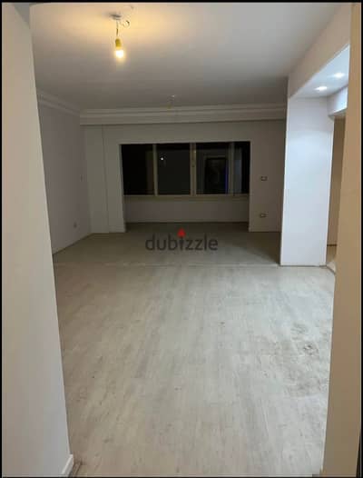 شقة للإيجار السكني أو الإداري 180م 3 غرف، 2 حمام، بالمطبخ و3 تكييفات، واجهة كاملة وفيو مفتوح على حديقة.