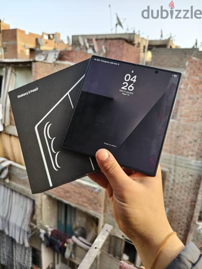 Z Fold 7 512 حاله كويسه بكل مشتملاته خدوش معفي فالفريم للبيع او البدل
