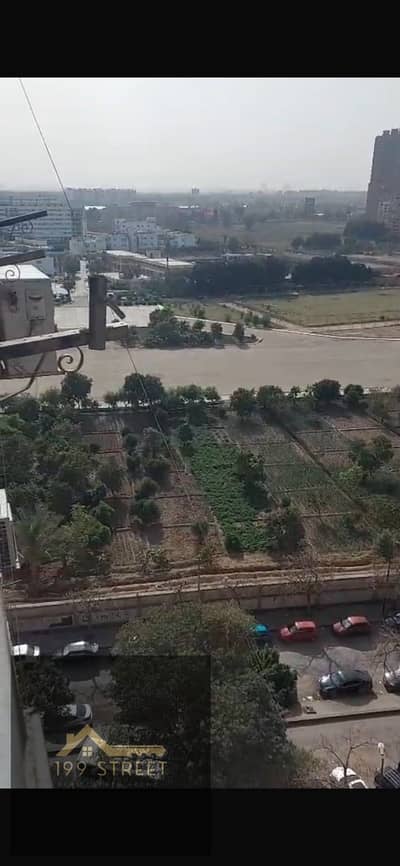 شقة مميزة للبيع في المعادي على شارع مصر حلوان الزراعي بموقع حيوي، تشطيب جيد جدًا، 2 غرفة و2 حمام بالدور الثالث، فرصة رائعة للسكن أو الاستثمار