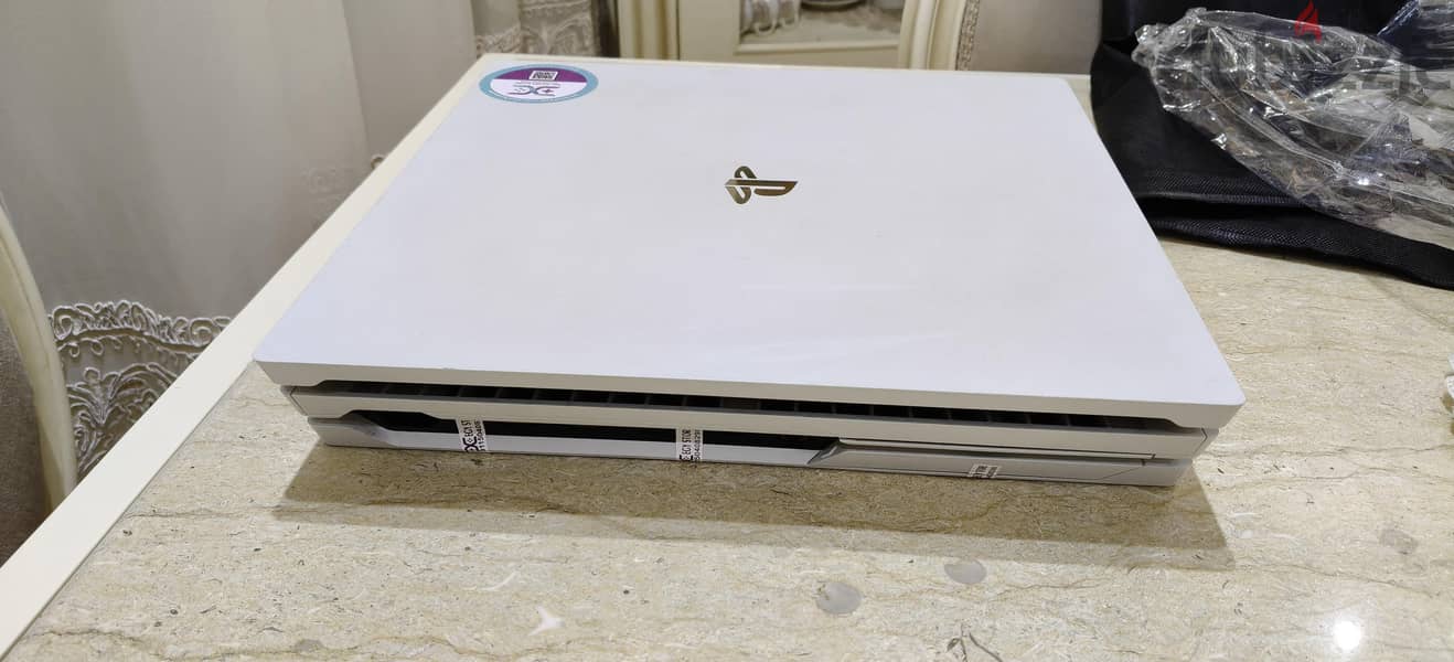 playstation 4 pro limited edition (white) 1