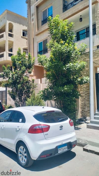 شقة للبيع الشيخ زايد الحي 16 المجاوره التانيه مساحه 150متر 3غرف  2حمام  مطبخ  ريسبشن كبير  وجهه خلفيه  غير مجروحه بل قرب من جميع الخدمات
