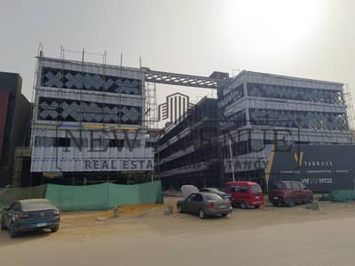 صيدلية في موقع استراتيجي مباشرة أمام الجامعة الأمريكية (AUC) بالقاهرة الجديدة، إحدى أكثر المناطق حيوية وطلبًا. تتميز الوحدة بموقعها الفريد