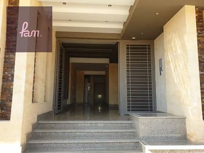 شقه في الدور الأول عمارة ساكنة دقيقة من التسعين الشمالي