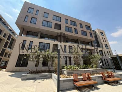 مكتب مؤجر للبيع بعائد ٧. ٢٪؜ بمساحة ٦٩ متر مربع للايجار في district 5 من شركه marakez مباشرة  على طريق العين السخنة في التجمع الخامس  القاهرة الجديدة