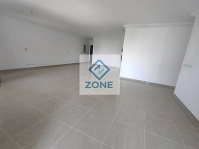 In Madinaty, a 245m² apartment with an open view, steps from services in the best area B8, at a bargain price.