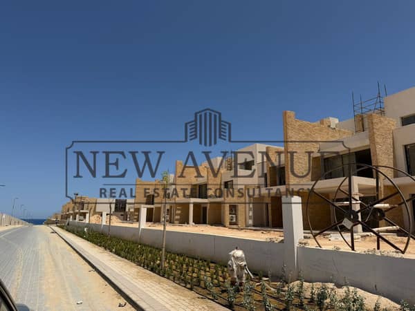 شاليه بروف للبيع متطشب بالتكييفات جاهز للاستلام في مشروع سيلفر ساندس Silver Sands  يري البحر