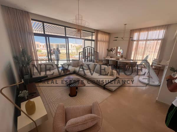 شاليه بروف للبيع متطشب بالتكييفات جاهز للاستلام في مشروع سيلفر ساندس Silver Sands  يري البحر