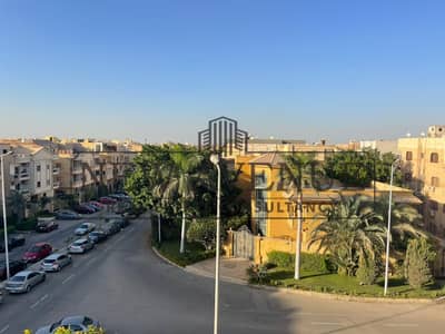 موقع مميز يطل على المساحات الخضراء وفيو مفتوح - تشطيب سوبر لوكس - استلام فوري - تراس واسع - شقة للبيع في النرجس 1 - القاهرة الجديدة
