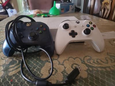 xbox one console used with 2 controllers