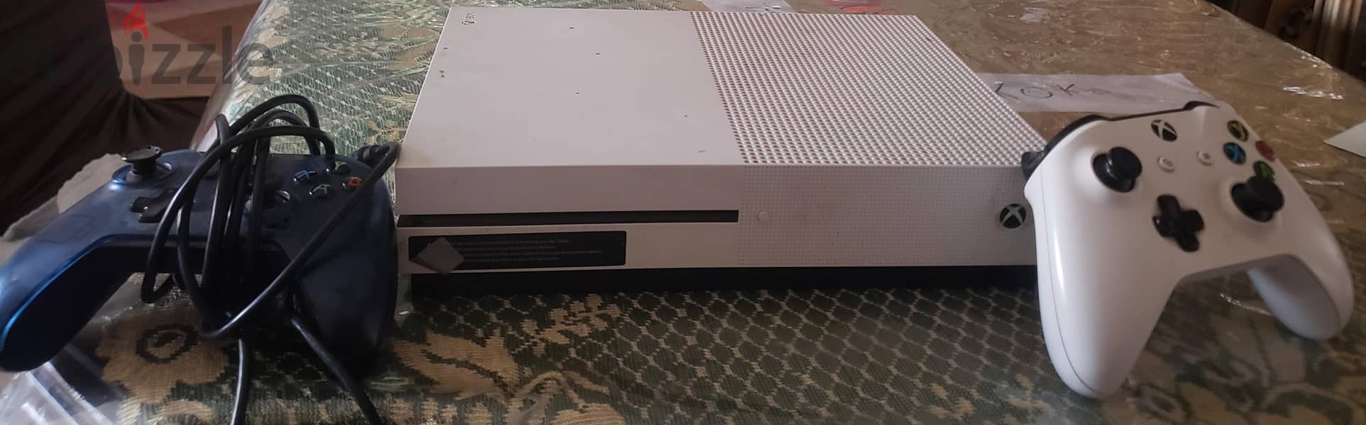 xbox one console used with 2 controllers 1