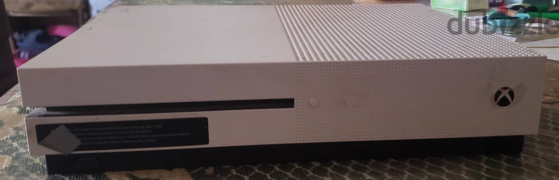 xbox one console used with 2 controllers 2