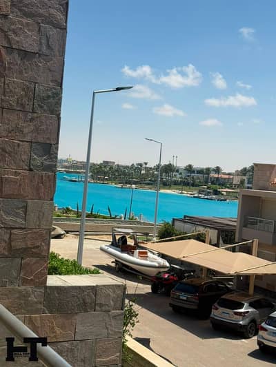 فيلا فاخرة للإيجار بإطلالة على البحيرة والبحر، بتشطيبات راقية، في مارينا 5 على الساحل الشمالي