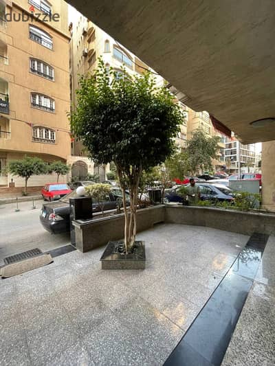 شقه ارضي بجاردن في ارقي منطقه في المعادي الجديده  مساحه= 150متر  3غرف  2حمام ثاني شارع من شارع النصر وشارع اللاسيلكي  العماره وجههات حديثه