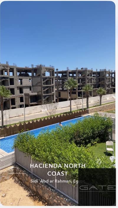 شاليه للبيع في هاسيندا باي – الساحل الشمالي  موقع مميز جدًا على Lake Yard   إطلالة مباشرة على حمام السباحة