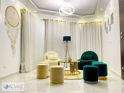 شقة مفروشة مميزة مكيفة بالكامل للايجار في البنفسج 2  فيلات في التجمع الاول يطل مباشرة على شارع التسعين الشمالي ومحور يوسف السباعي