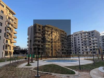 شقة متشطبة بالكامل جاهزة للسكن و المعاينة و متاح تقسيط يصل الي 10 سنوات بــ كمبوند Blue Vert بجوار فندق الماسة .
