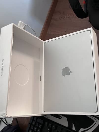 Macbook air m4 silver 100% battery