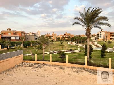 Villa for sale in Le Roi compound, opposite Katameya Dunes, 900m² on a 1200m² plot, open view, at a special price.