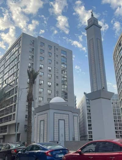 شقه للبيع فى كمباوند وان قطاميه 200 م نصف تشطيب بالجراج