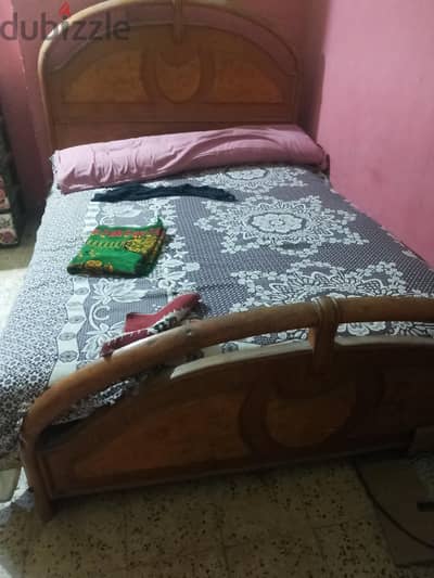 دولاب وسرير كبير والمرتبه