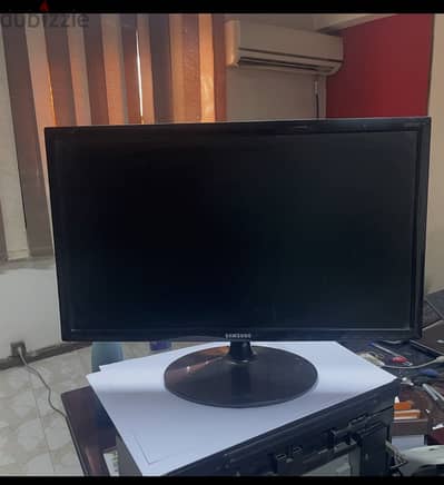 شاشة كمبيوتر سامسونج ٢٤ بحاله ممتازة