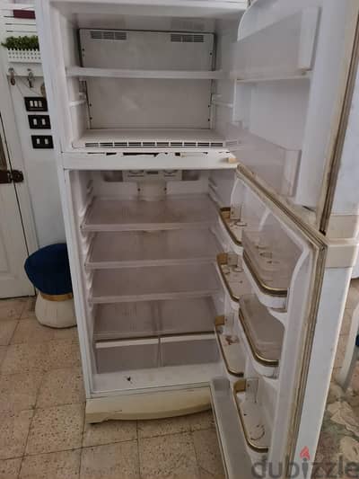 ثلاجه كريازى ٢٠ قدم كبيره . . تحتاج لشحن فريون