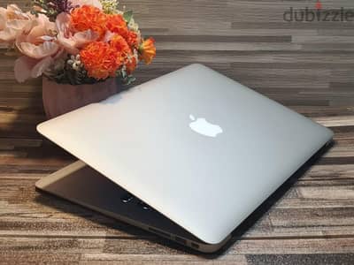 بنصف سعره حالتة زيرو Apple Macbook Air يعمل بصورة ممتازة
