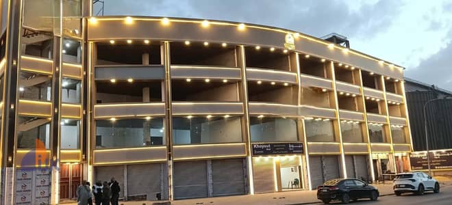A prime investment opportunity: a commercial shop for sale with immediate occupancy in the heart of Al Khayout Mall, with a frontage on the main stree