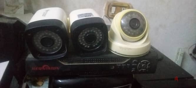 للبيع 3كاميرات + dvr  مستعمل