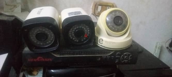 للبيع 3كاميرات + dvr  مستعمل