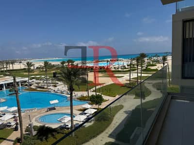 غرف للبيع مفروشة بالكامل بإطلالة على البحر وحمام السباحة في فندق  ادرس بيتش ماراسي الساحل الشمالي سيدي عبد الرحمن