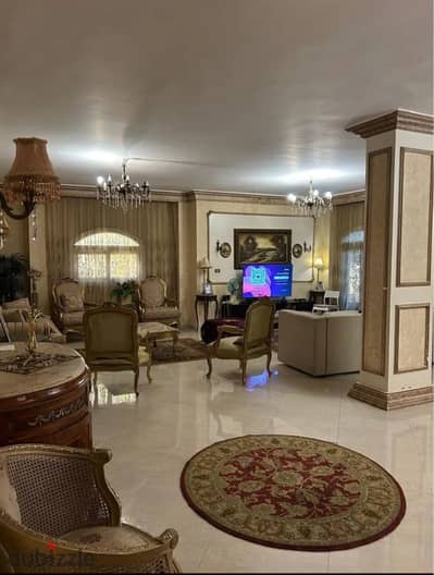 شقة بسعر لقطة أرضي مرتفع بمدخل خاص وفناء في موقع ممتاز في الحي الثامن