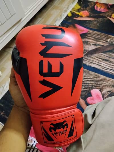 قفاز ملاكمة Venum 12oz