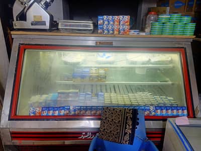 ثلاجة عرض للبيع
