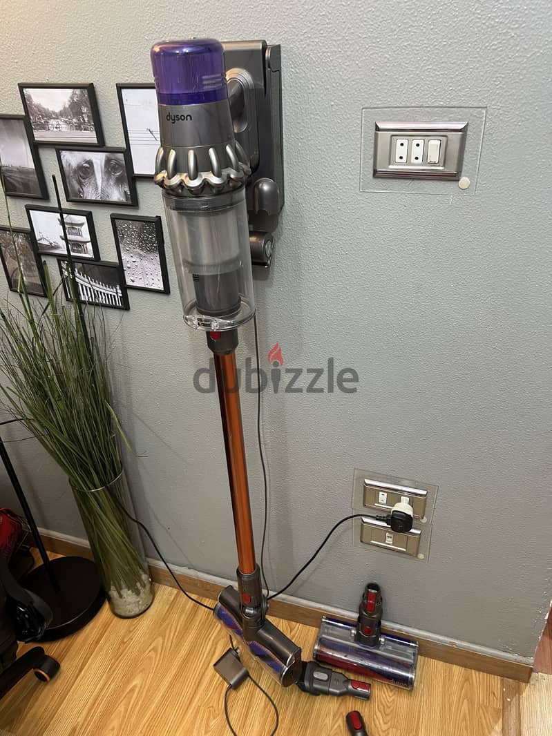 DYSON SV15 VACUUM CLEANER 1