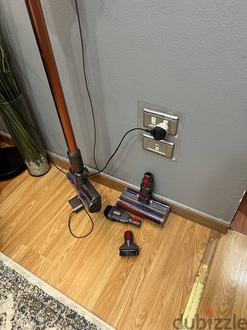 DYSON SV15 VACUUM CLEANER 3